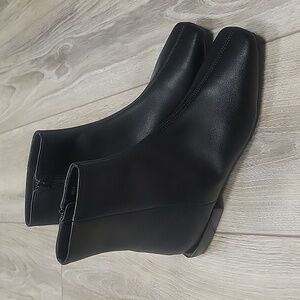Linea Paola Size 4 and 4 1/2 Black Rad Bootie